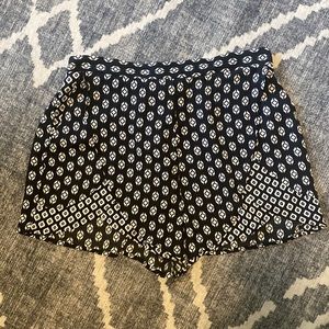 Black and white flouncy shorts
